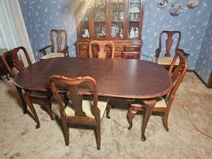 lot 8 image: American Contemporary Cherry Queen Anne Dinging Set from American Drew with Six Chairs