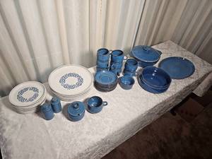 lot 114 image: Vintage MCM Demby English Stoneware Rams Head Blue Pattern