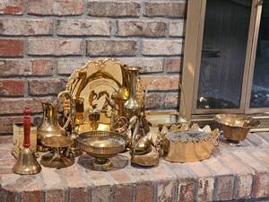 lot 136 image: Dcor Brass Staging Group