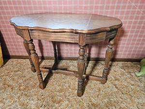 lot 68 image: Antique Edwardian Mahagany parlor Table