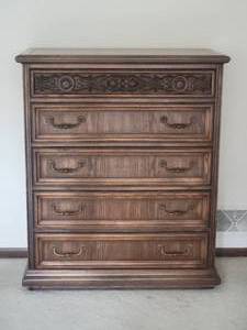 lot 18 image: Vintage MCM Carved 4-Drawer Dresser - Lane