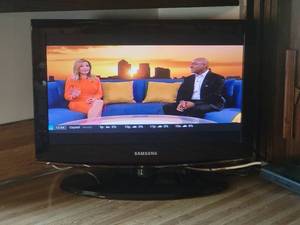lot 147 image: Samsung 22 LCD HDTV LN22B460B2DXZA