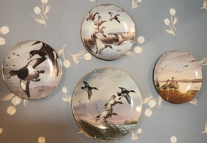 lot 82 image: Limited Addition Les Kouba Naturalist Wildfowl Painted Plate Set (4) - Hoyle Products Inc.