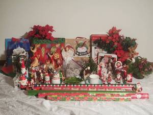 lot 125A image: A Very Merry Christmas Decor Collection