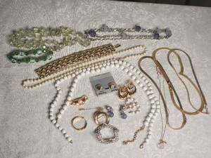 lot 34 image: Brilliant Costume Jewlery Collection - (18)