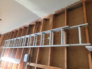 lot 202 image: 22-Foot Aluminum Extension Ladder