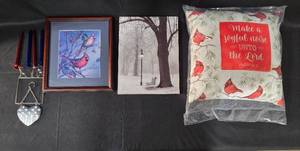 lot 20A image: Collection of 5 Cardinal-Themed Home Decor Items