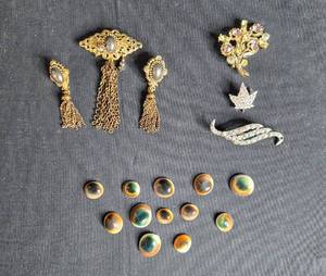 lot 59 image: Collection of Vintage Costume Jewelry and Decorative Stones