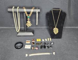 lot 62 image: Collection of Vintage Goldtone Necklaces, Bracelets, and Earrings - displays not included
