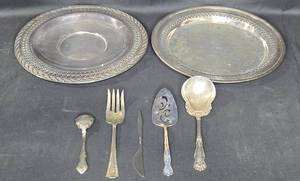 lot 90 image: Set of 2 Silver-Plated Serving Plates with 5 Matching Utensils - Elegant Design