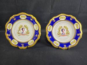 lot 122 image: Set of 2 Commemorative Fine Bone China Plates - Queen Elizabeth II 1992