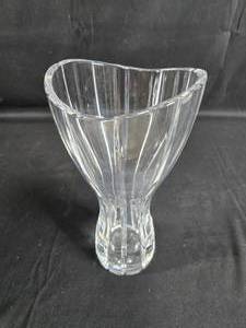 lot 139 image: Elegant Lead Crystal Vase - Clear Decorative Piece