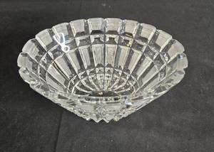 lot 140 image: Elegant Cut Crystal Bowl - Decorative Centerpiece