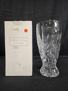 lot 146 image: 12 Crystal Vase - Tradition Style Made in France - In Original Pkg