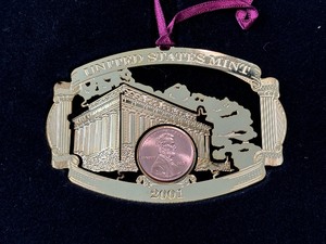 lot 17 image: 2001 Lincoln Cent Christmas Ornament