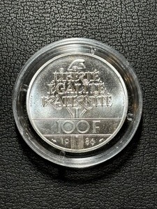 lot 38 image: 1986 100F Coin