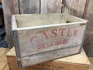 lot 122 image: Castle Beverages - Wooden Crate