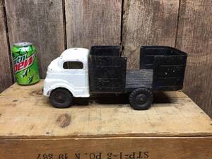 lot 169 image: Vintage Structo Toys Wind-Up Truck - 1950s