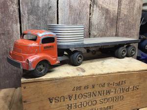 lot 171 image: Nifty Old Smith-Miller Smitty Toys Hauler Truck
