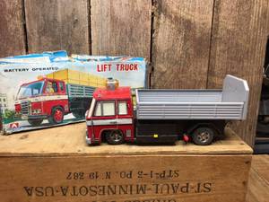 lot 172 image: Vintage Battery Operated Lift Truck #2071