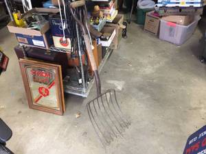 lot 185 image: Vintage American Fork & Hoe Co. 8 Prong Pitchfork