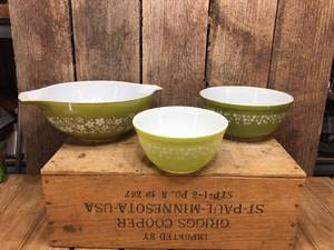 lot 195 image: Vintage Pyrex Crazy Daisy Bowls