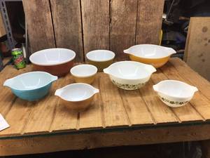 lot 197 image: Vintage 10 Pyrex Bowls