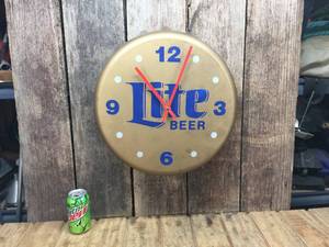 lot 246 image: Lite Beer Plastic Bottlecap Clock - 18 Diam