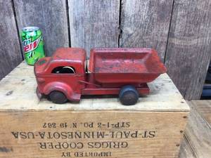 lot 255 image: Nifty Richmond Scale-Model Toy Dump Truck