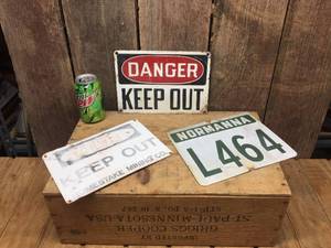 lot 261 image: 3 Vintage Metal Signs - Keep Out