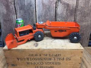 lot 267 image: Vintage Wyandotte Articulating LoaderDump Truck