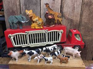 lot 268 image: Vintage NyLint Circus TruckTrailer with Animals