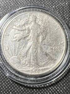 1942 US WALKING LIBERTY HALF DOLLAR IN AIRTITE