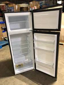 lot 35 image: Vissani 7.1 cu. ft. Top Freezer Refrigerator in Stainless Steel Look Damaged  Customer Returns See Pictures