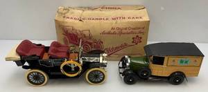lot 94 image: Jim Beam Woodie Wagon (Green) & Limited Edition 1910 Oidsmobile Car Decanters (EMPTY)