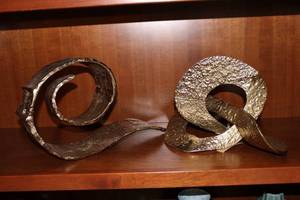 lot 5 image: Set of 2 Decorative Metal Sculptures - Abstract Design