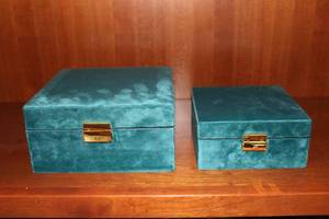 lot 6 image: Set of 2 Vintage Velvet Jewelry Boxes - Emerald Green