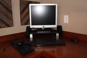lot 21 image: HP Desktop Computer Set with Monitor, Keyboard, Mouse, and Speakers