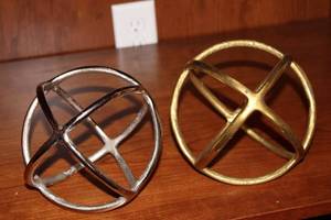 lot 28 image: Set of 2 Decorative Metal Sphere Sculptures - Silver and Gold Finish
