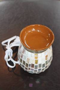 lot 58 image: Mosaic Pattern Electric Wax Warmer with Bulbs