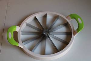 lot 79 image: Like New Watermelon Slicer with Plastic Handle and Easy Grip