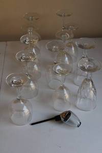 lot 85 image: Set of 10 Vintage Glass Wine Glasses with Wine Pourer