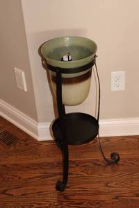 lot 115 image: Decorative Pedestal Fountain with Glass Basin