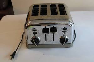 lot 117 image: 3-Slice Chrome Toaster with Bagel and Defrost Settings