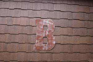 lot W-133 image: Rustic Metal Letter B Wall Decor