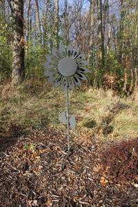 lot 160 image: Metal Garden Decoration - Sunflower Design