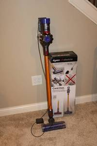 lot 163 image: Dyson V8 Absolute Cord-Free Vacuum Cleaner - Powerful Suction