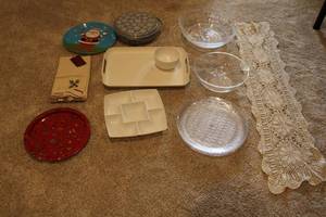 lot 164 image: Mixed Collection of Holiday Dinnerware and Accessories - 12 Pieces