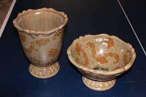 lot 172 image: Set of 2 Vintage Ceramic Floral Vases - Decorative Home Decor