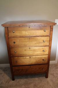 lot A-175 image: Vintage 5-Drawer Wooden Chest of Drawers